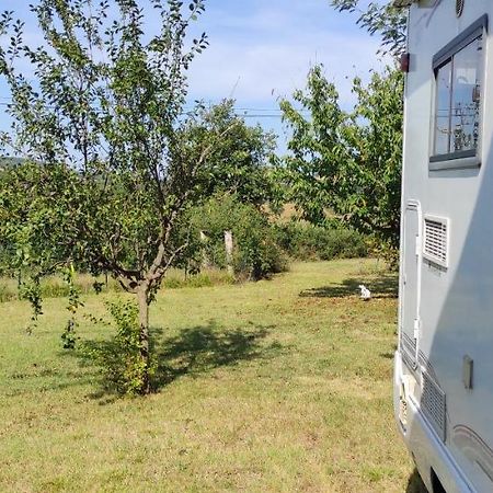 Charmant Camping-Car A La Campagne Labessiere-Candeil Exteriér fotografie